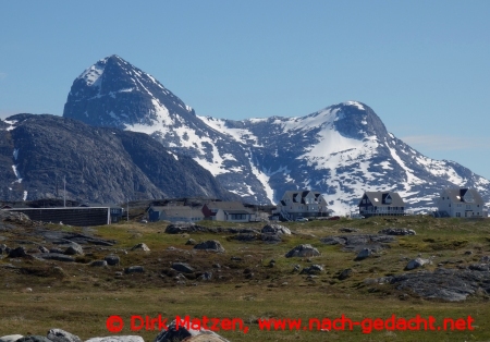 Nuuk, Wohnhuser vor Bergmassiv