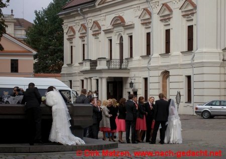 Kaunas, Hochzeitsgesellschten am Rathaus