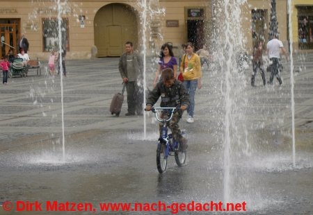 Sibiu, Hermannstadt - Junge auf Fahrrad in der Fontne