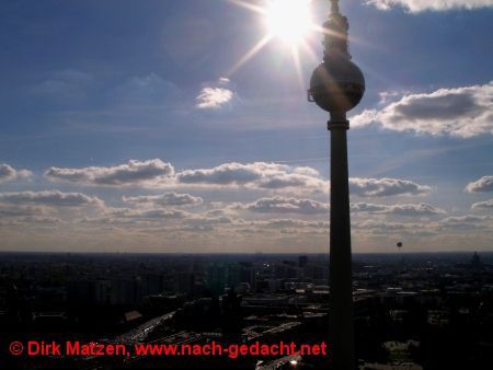 Berliner Fernsehturm im Gegenlicht