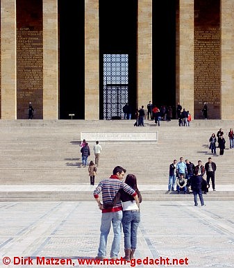 Ankara, Liebespaar im Atatrk-Mausoleum