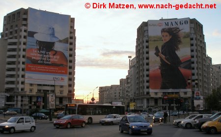 Bukarest, Riesige Werbeplakate an zwei Hochhusern