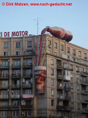 Bukarest, Eine drei Stockwerke groes Coca-Cola-Glas wird fr Werbung befllt