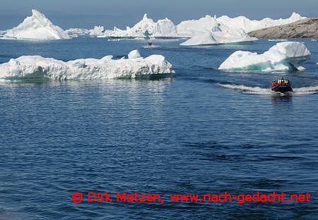 Boote zwischen Eisbergen