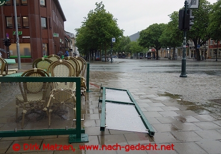 Trondheim, Umgestrzte Schutzscheibe an einem Restaurant