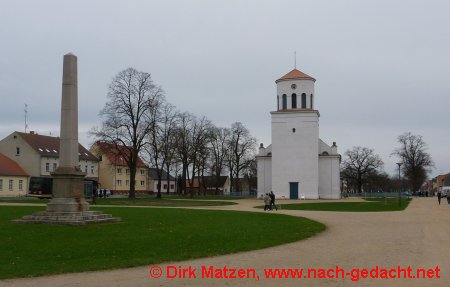 Schinkel-Kirche vor Schloss Neuhardenberg